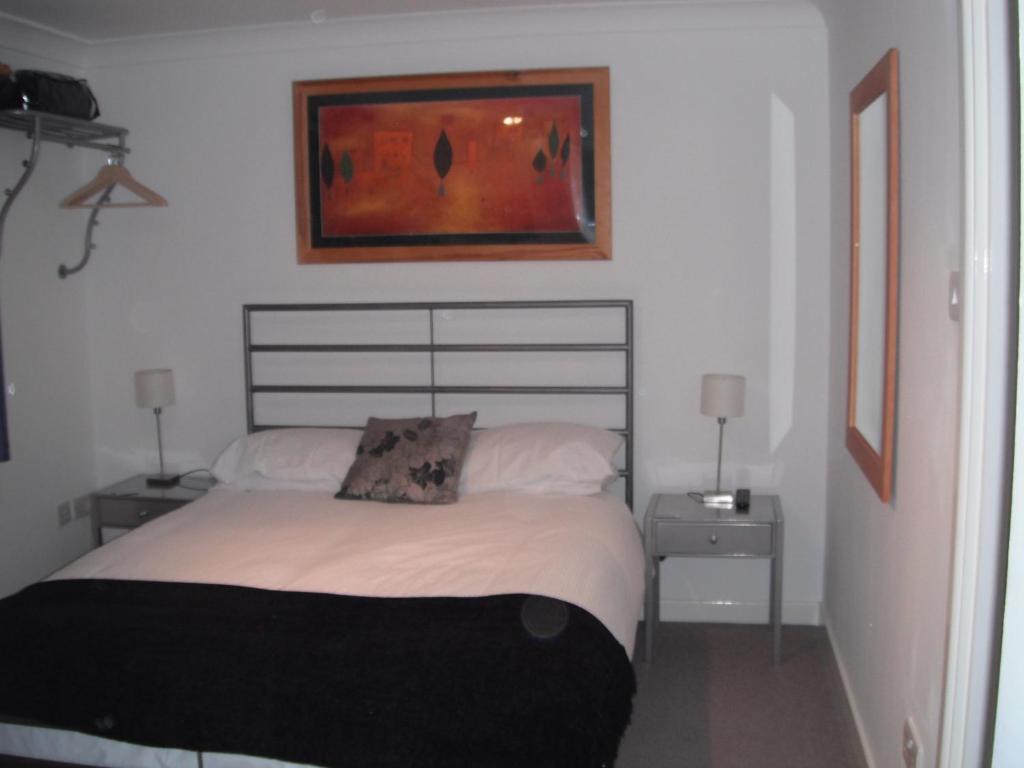 Basingstoke Lodge Room photo